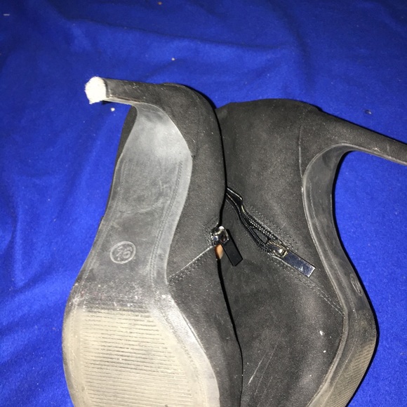 Barley worn - Picture 2 of 2